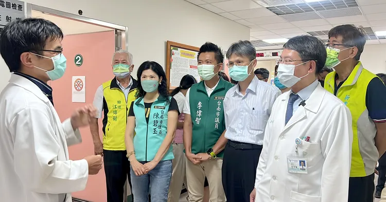 南科診所主任林志遠(左一)介紹診所環境及設備。奇美醫提供