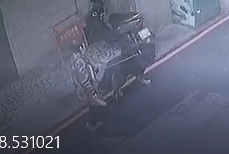 警方協助調閱監視器，飼主帶繫繩西藏獒犬外出，未帶嘴套出門。翻攝畫面