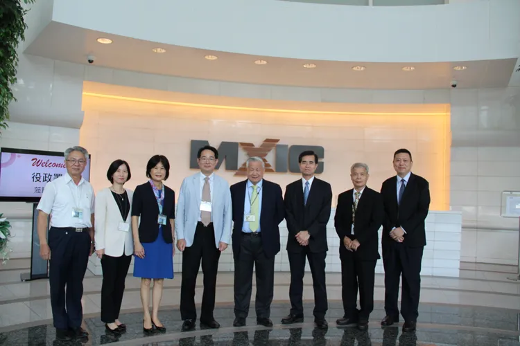 役政署與旺宏電子高層合影。翻攝畫面