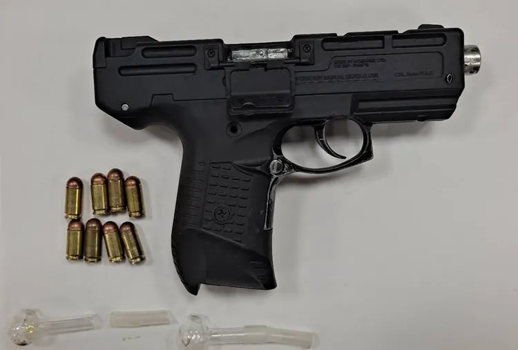 現場查獲改造手槍。竹北警分局提供