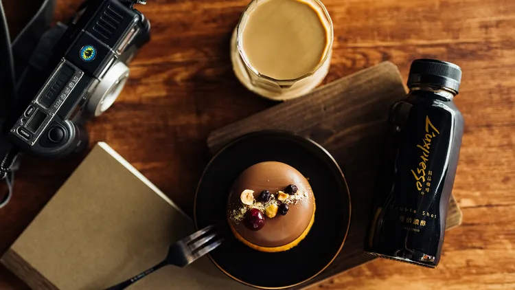 L'uxpresso獨步業界的9Bar高壓萃取技術，保留完整Crema咖啡脂，濃郁深焙咖啡Double Shot融合鮮奶，讓L'uxpresso精品咖啡口感更加深層濃厚，完美將咖啡廳的水準複製於冷藏咖啡中。業者提供