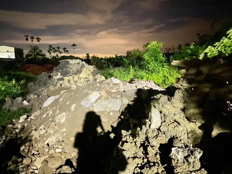 警方初步估算廢棄土石有20多噸。讀者提供