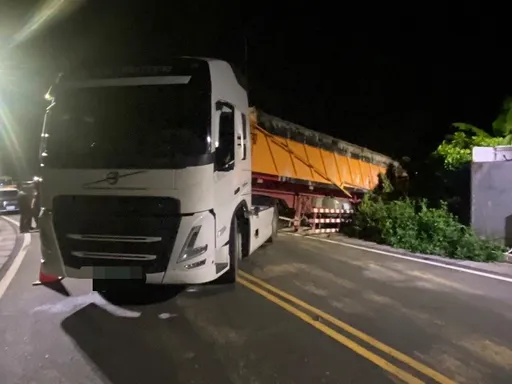 聯結車奔270公里來嘉義公墓偷倒廢棄物 這根斷了跑不掉!警起出20噸土石