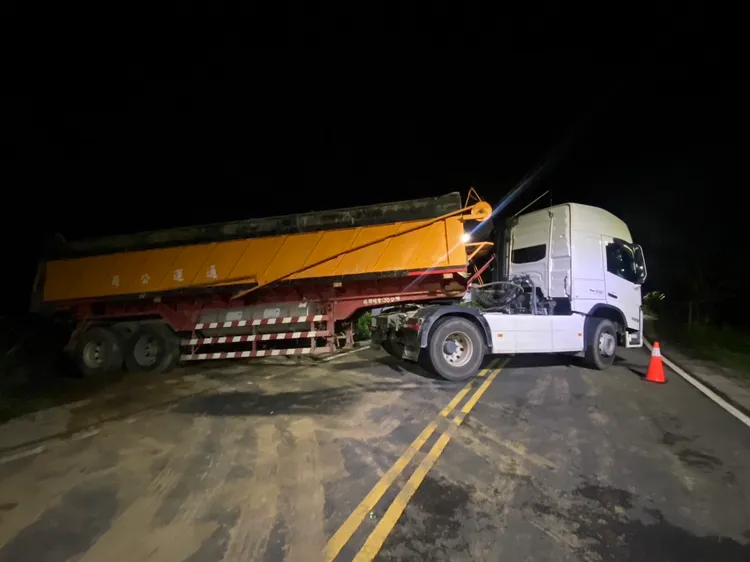 聯結車故障，引來巡邏員警關切。讀者提供