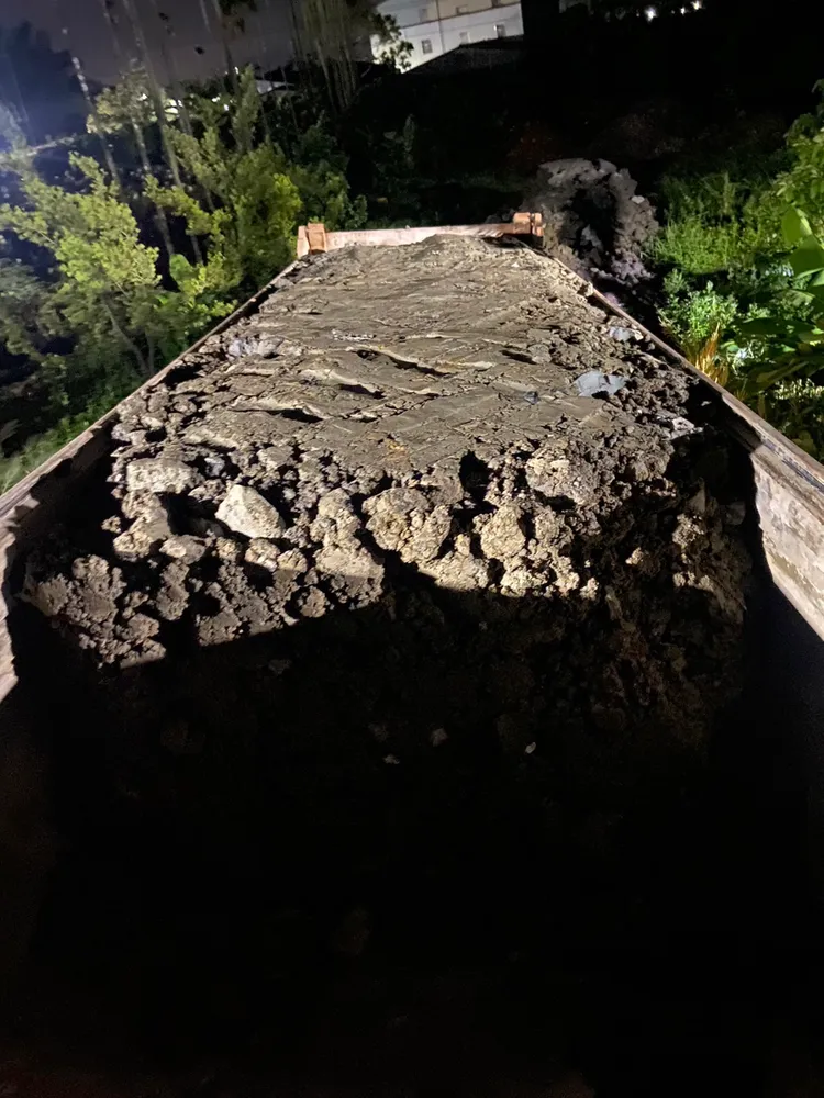 警方赫然發現是不法傾倒廢棄土方。讀者提供