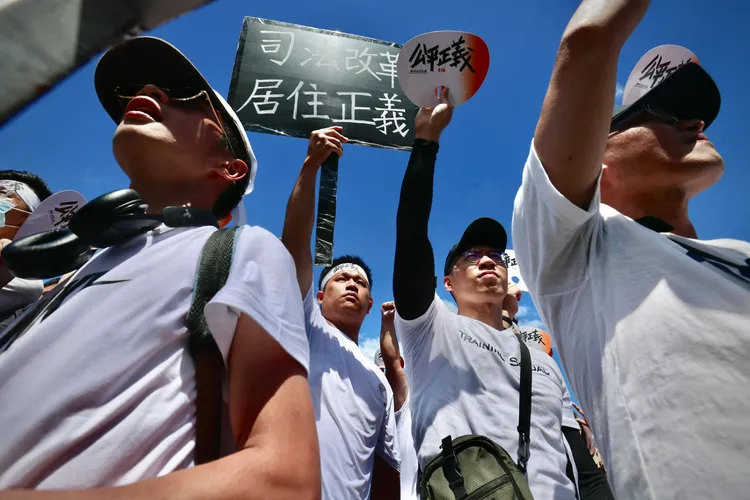 大批民眾頂著大太陽到場支持活動。林林攝