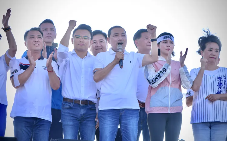 侯友宜在台上高喊公平正義侯友宜，宛若造勢場子，台下群眾開始噓聲四起。林林攝