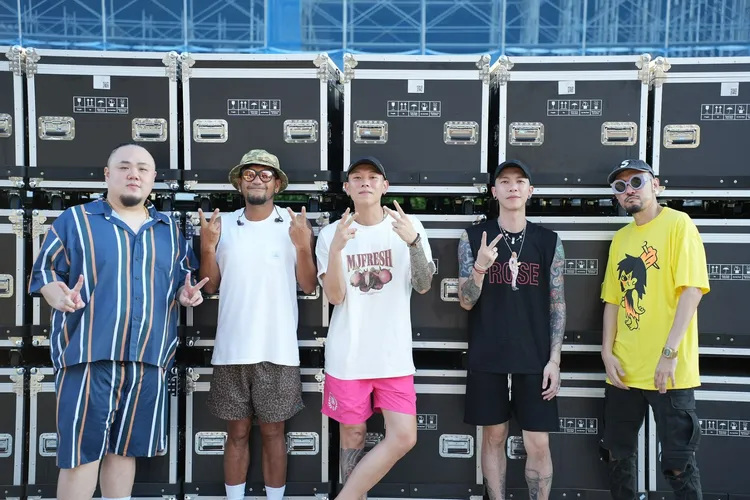 本色家族成員包括張震嶽、MC HotDog熱狗、小春Kenzy、瘦子E.SO、大淵MUTA等歌手，拿出看家本領嗨炸歌迷。本色音樂提供