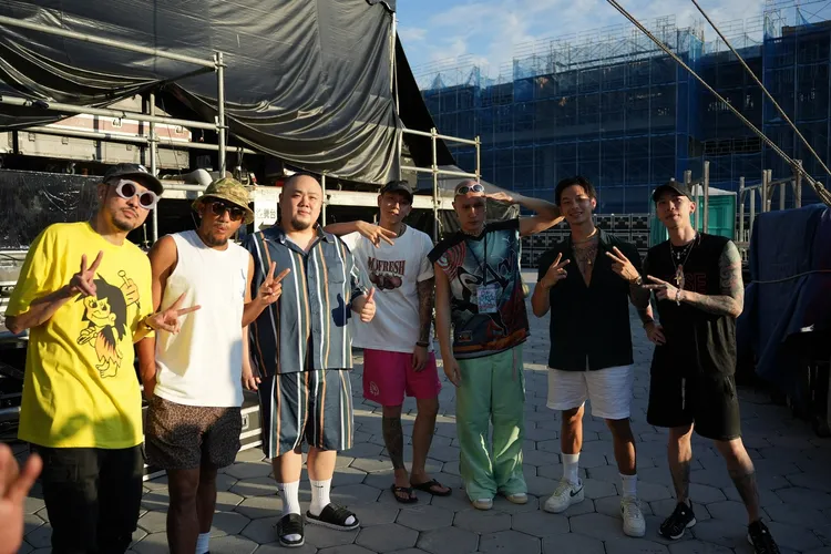 水某音樂祭，高爾宣(右四)特別現身探班。本色音樂提供