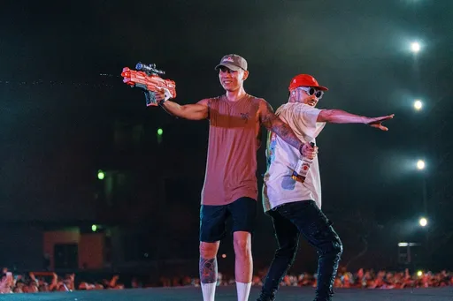 「行走的費洛蒙」瘦子跟萬人打水仗脫掉露點 「水某音樂祭」全濕了啦