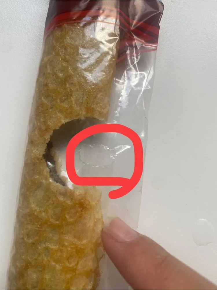薄餅外包裝出現一個洞，薄餅則被狠狠咬了一缺口。翻攝自「Costco好市多 商品經驗老實說」臉書