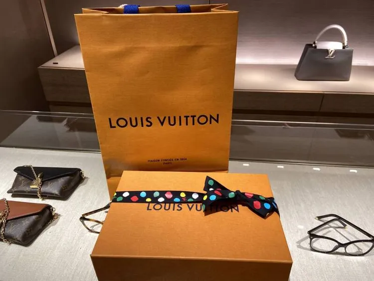 波士頓顧問公司（Boston Consulting Group）發布研究報告顯示，實體精品店的購物滿意度是網路購物的兩倍。實體購物可馬上得知商品尺寸合適度、商品實際情況與較快的交貨速度等，因此消費者滿意度較高。中央社