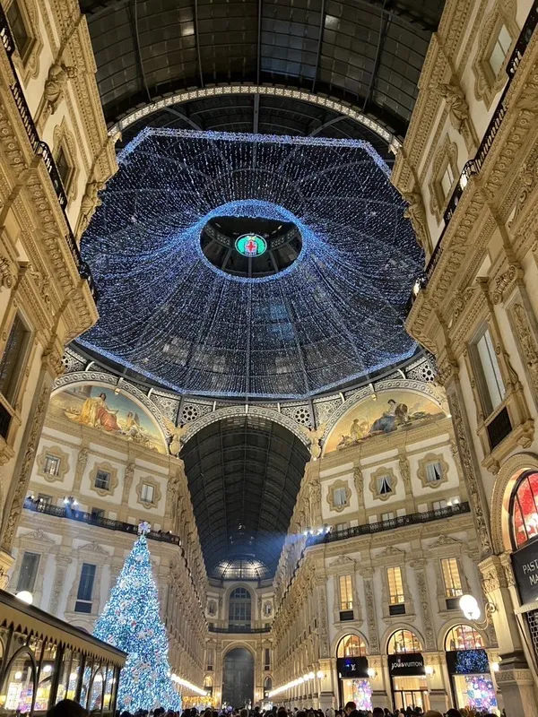 依據波士頓顧問公司（Boston Consulting Group）研究報告，奢侈品消費市場有年輕化趨勢。圖為義大利米蘭知名精品街艾曼紐二世迴廊一隅。中央社