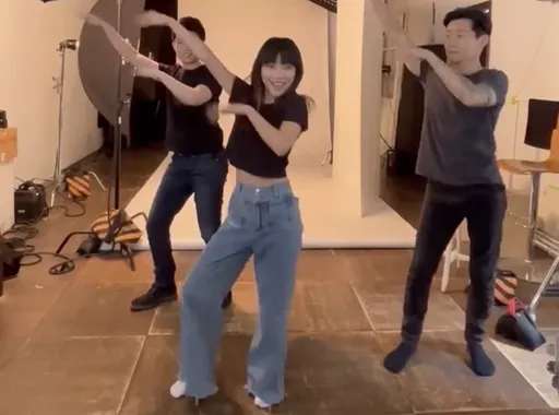 秀舞藝!黃捷大跳韓團新歌「SuperShy」 揪7民代候選人組「民主大聯萌」