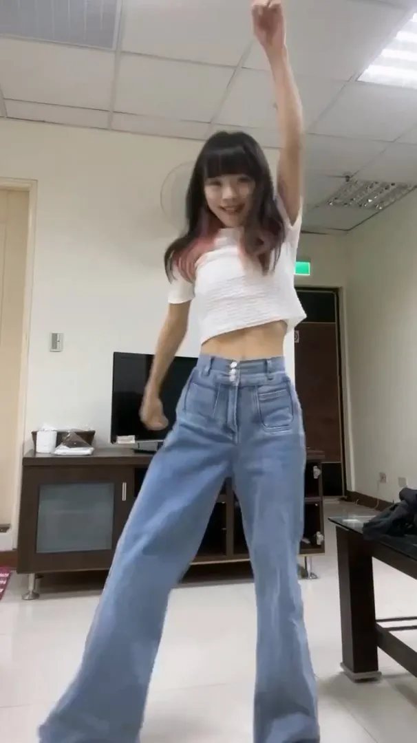 黃捷在家練舞。翻攝畫面