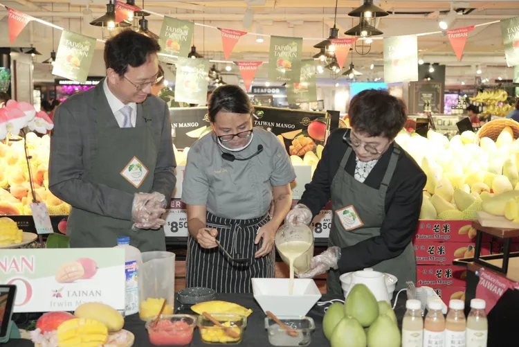 趙卿惠、童振源調配台式楊枝甘露手搖飲。市府提供