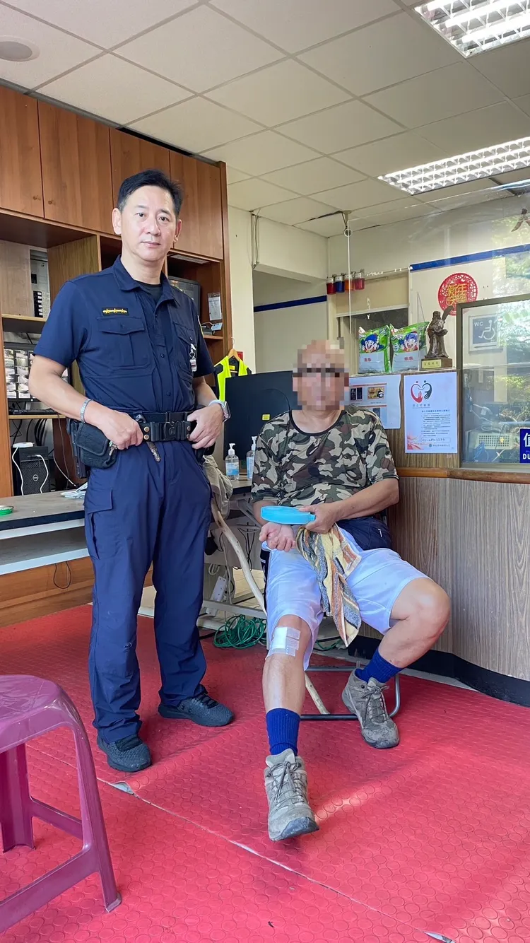陳員協助潘姓男子包紮傷口。翻攝畫面