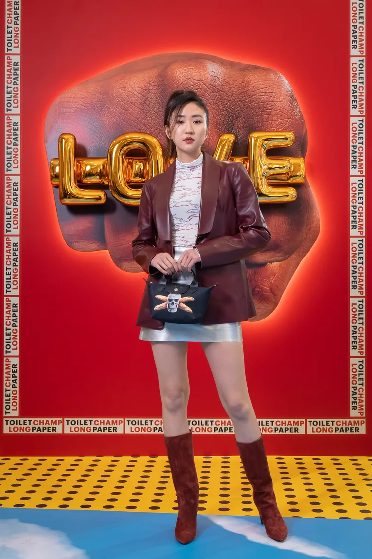 即將於9月舉行個人演唱會的9m88，以率性短裙造型，向LONGCHAMP一貫的優雅法式風格致敬。品牌提供