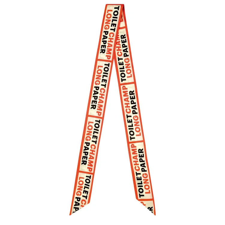 LONGCHAMP x TOILETPAPER聯名系列logo圖騰絲巾，3400元。品牌提供