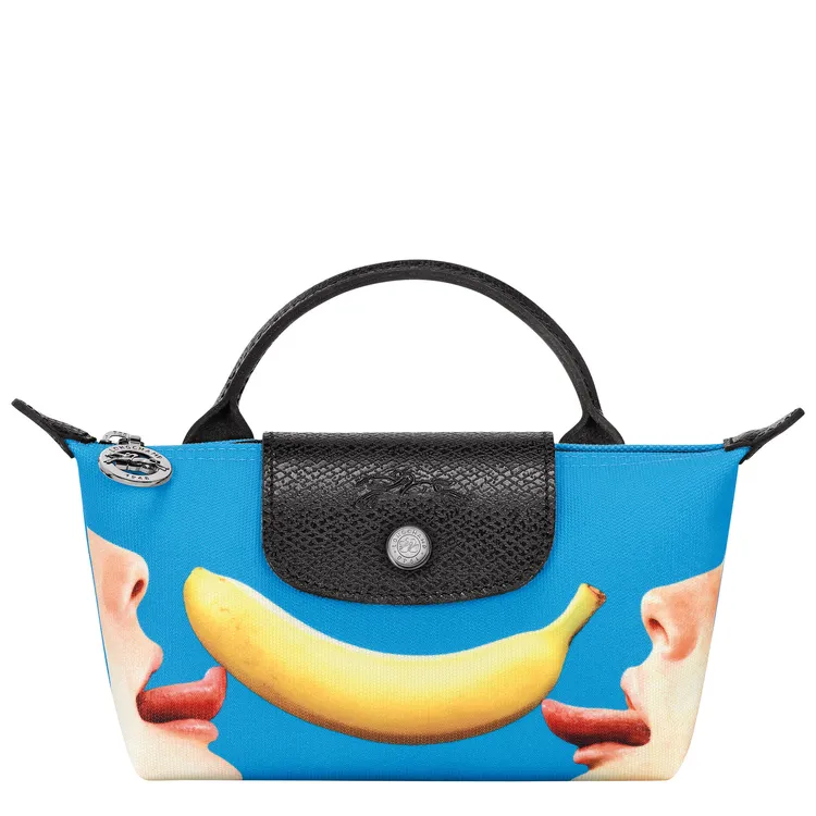 LONGCHAMP x TOILETPAPER聯名系列香蕉圖騰手拿包，4300元。品牌提供