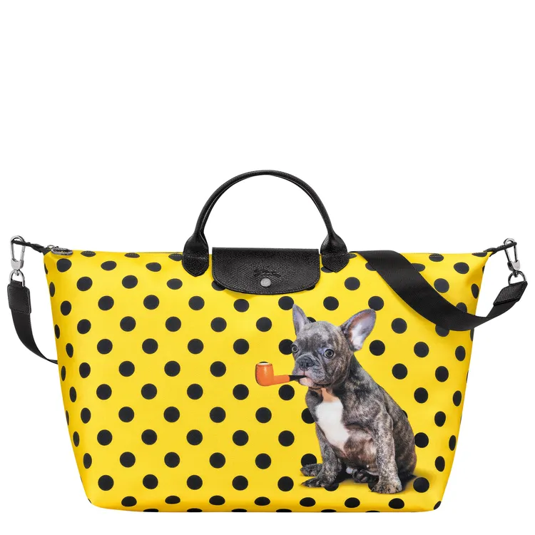 LONGCHAMP x TOILETPAPER聯名系列狗狗煙斗圖騰旅行包，1萬6300元。品牌提供