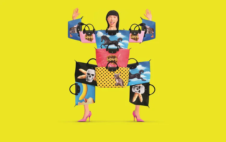 《TOILETPAPER》充滿想像空間的影像，替LONGCHAMP經典的Le Pliage系列包款注入突破框架的衝擊張力。品牌提供