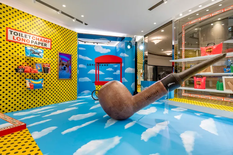 LONGCHAMP x TOILETPAPER聯名系列發表活動現場，還擺上了吸睛的巨型煙斗和香蕉裝置。品牌提供