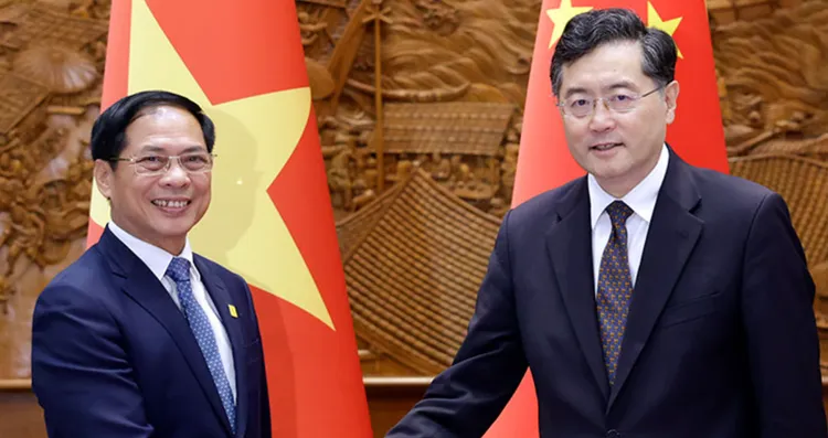 中國外交部長秦剛（右）自6月25日在北京與越南外長裴青山（左）會面後，就此失聯至今。翻攝中國外交部官網