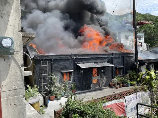 新北瑞芳驚傳火警!平房全面燃燒「烈焰沖天」 1男子命危搶救中