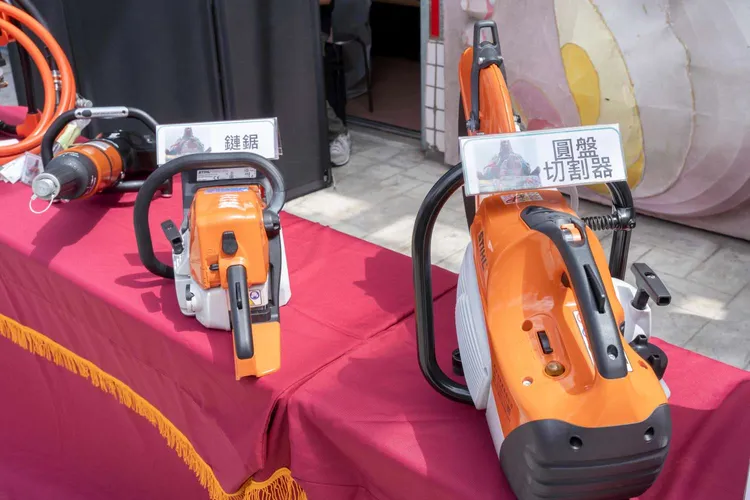 普天宮捐贈面罩肺力閥、圓盤切割器、鏈鋸、三合一油壓剪等裝備，總價308.5萬元。新竹市府提供