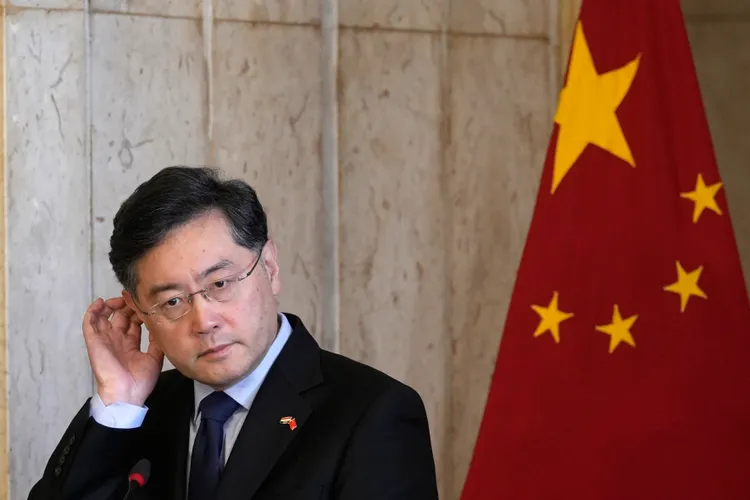 失聯整整一個月的中國外交部長秦剛被習近平免職。美聯社