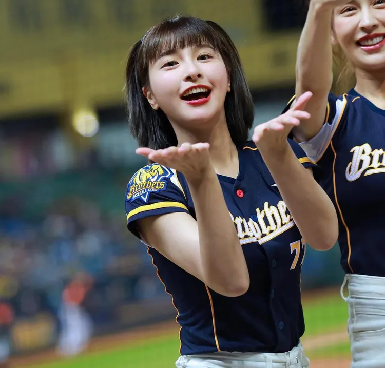 峮峮是中信兄弟人氣啦啦隊員。翻攝自峮峮臉書
