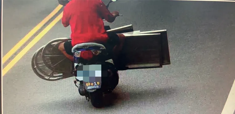 陳姓男子載運贓物行駛在道路上非常明顯，因此隔沒多久便遭警方逮捕。翻攝照片