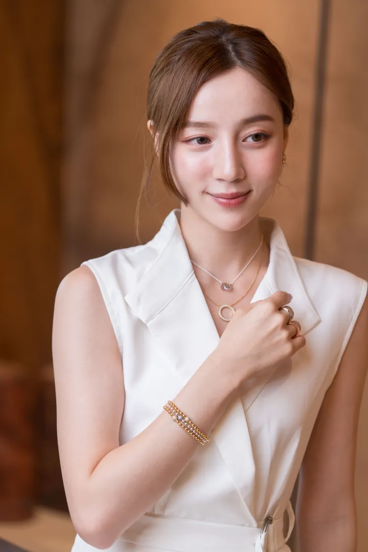 PANDORA Signature系列能輕鬆替日常穿搭增添精緻點綴。品牌提供