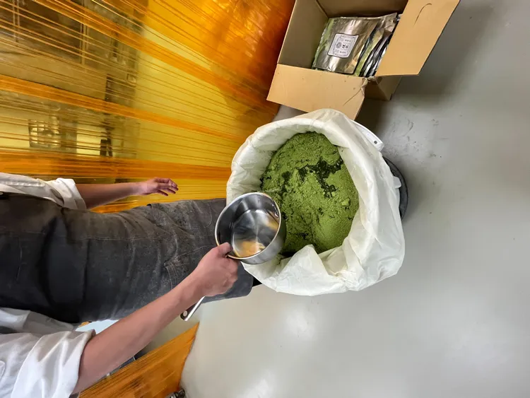 衛生局銷毀過期原料。衛生局提供