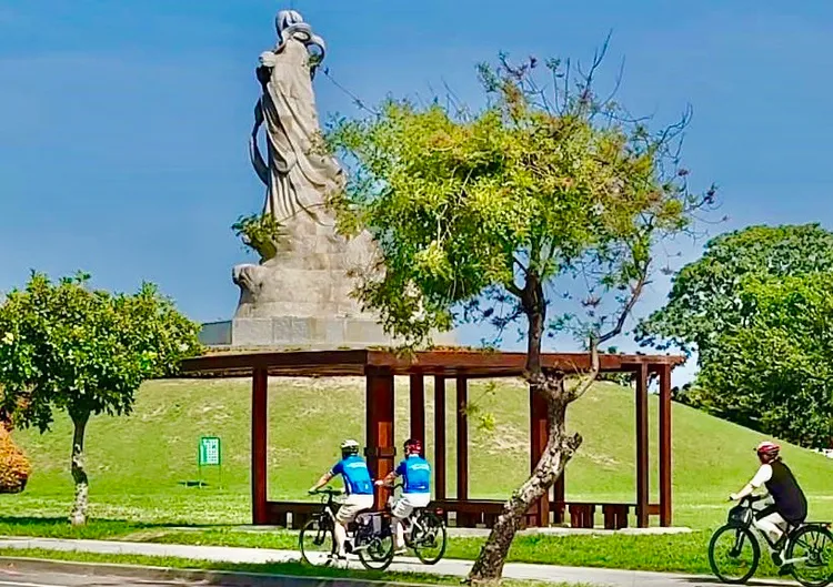 日本土浦市安藤真理子市長率團來訪台南，今早前往安平騎自行車。南市府提供