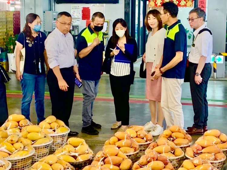 日本土浦市安藤真理子市長率團來訪台南，走訪新化果菜市場。南市府提供