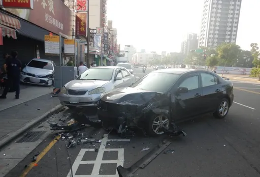 特技片|台中醉駕駛逆向衝撞3輛汽機車 騎士、路人驚險閃過