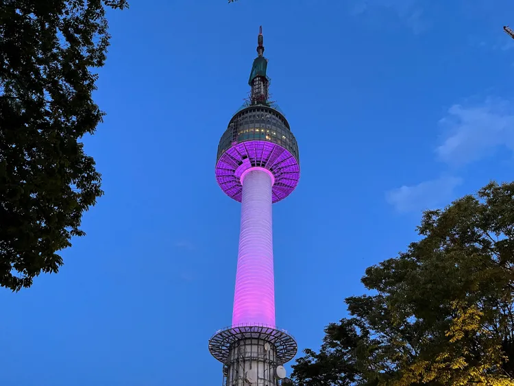 在南韓的旅外人士表示在當地不容易定居，也很難交到新朋友；圖為首爾的首爾塔。路透社