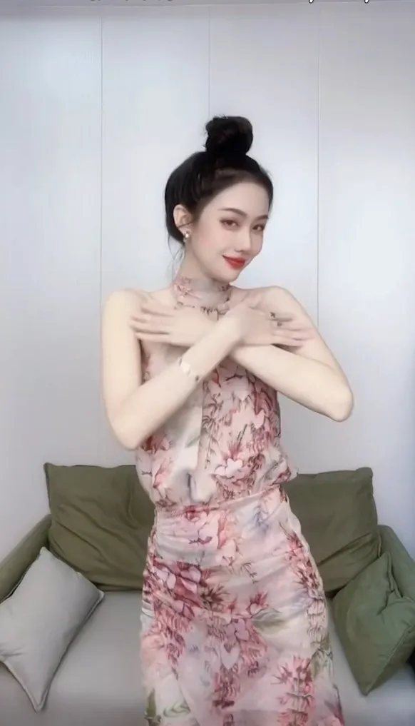 白皙艷麗正妹，眼神超級勾人，太會放電了~IG@alenababybaby 提供