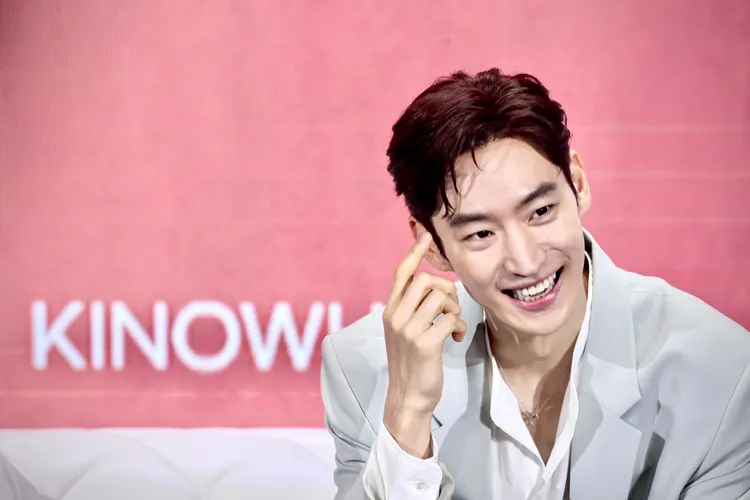 李帝勳在《模範計程車》中有很多分身，透露一直認清現實。林林攝