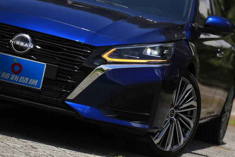 原廠將下勾式的日行燈條植入全新的LED頭燈組中，遠近頭燈則以陣列式魚眼手法呈現。林浩昇攝