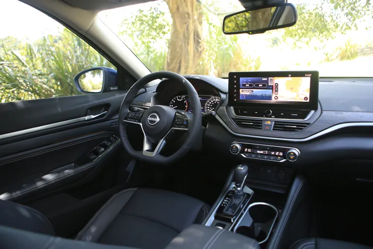 在黑色基調、深色木紋配置的中控台中，最顯眼的便是中央螢幕從過往8吋直接放大到12.3吋寬幅螢幕，科技氛圍再向上升級。林浩昇攝