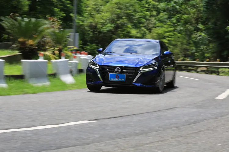 ALTIMA底盤設定在適時傳達路面資訊的同時擁有極好的吸震能力，恰到好處的阻尼設定，在面對連續彎道時卻能及時帶來支撐性。林浩昇攝