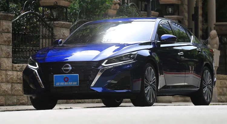 小改款ALTIMA將侵略性視覺再次強化，車頭水箱罩面積加大，並將原先大型鍍鉻飾條整合其中，水箱罩則以亮黑化的類蜂巢造型呈現。林浩昇攝