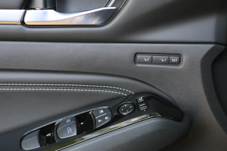 雙前座均配置電動加熱座椅，駕駛座則另外附有兩組記憶功能。林浩昇攝