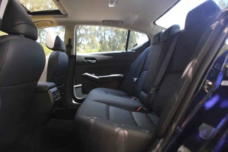後座除了擁有開闊的膝部空間，橫向空間的安排讓三位成人乘坐也不顯過於侷促。林浩昇攝