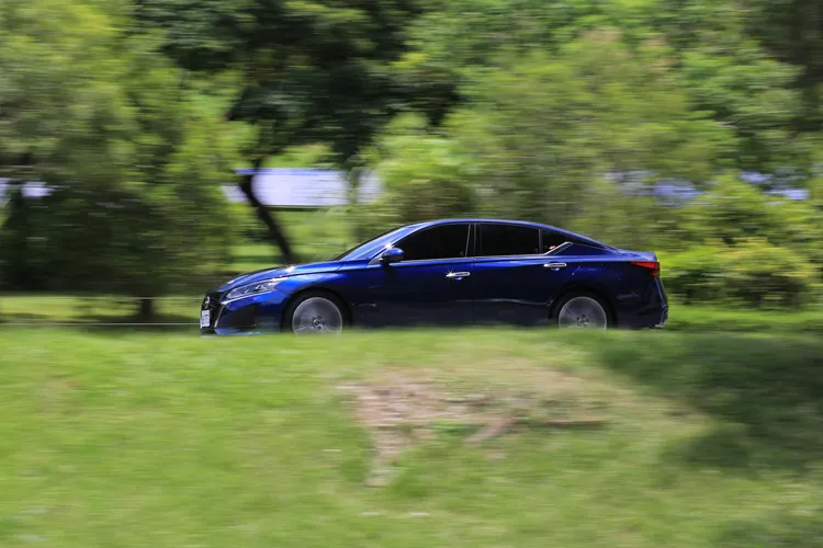 這具渦輪引擎全力加速時，以類似大排氣量自然進氣車款的渾厚、線性輸出，瞬間將車速堆疊而上，無冷場的加速反應堪稱過癮。林浩昇攝