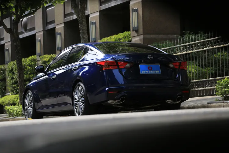 大幅修飾的車頭造型，加上既有的懸浮式車頂元素，成就出更時尚科技的氣息。林浩昇攝