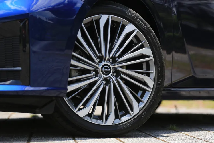 小改款ALTIMA全車搭配全新的19吋多鋒式鋁圈。林浩昇攝